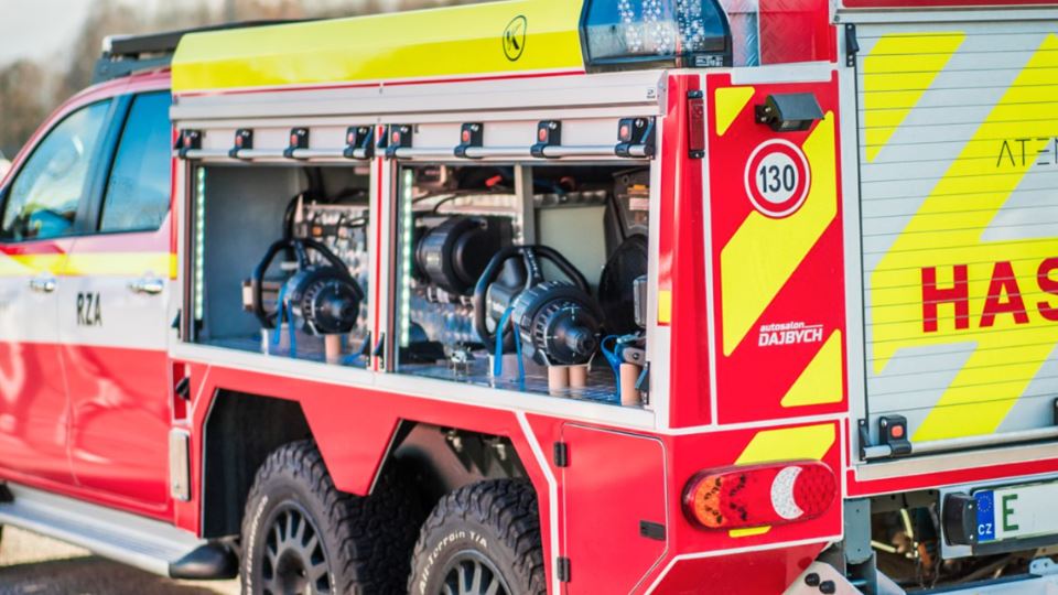 ماشین آتش نشانی تویوتا هایلوکس 6 چرخ مخصوص مقابله با آتشسوزی خودروهای برقی