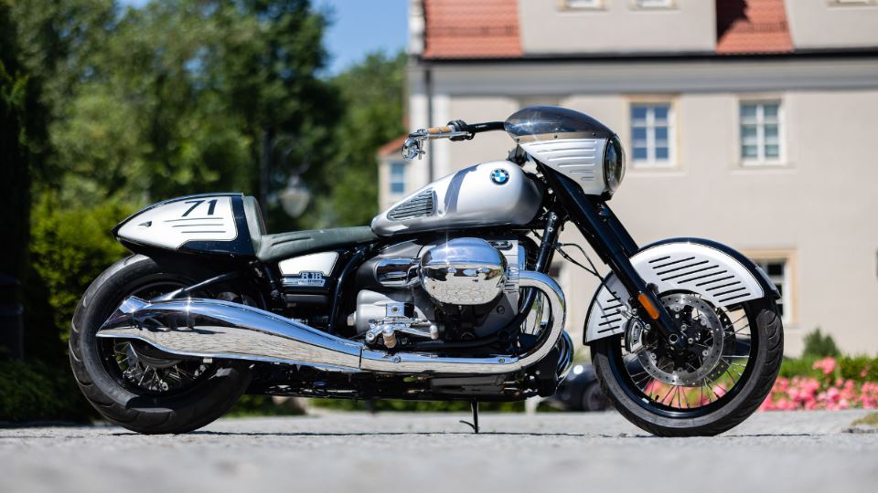 موتورسیکلت ب ام و R18 Roadster