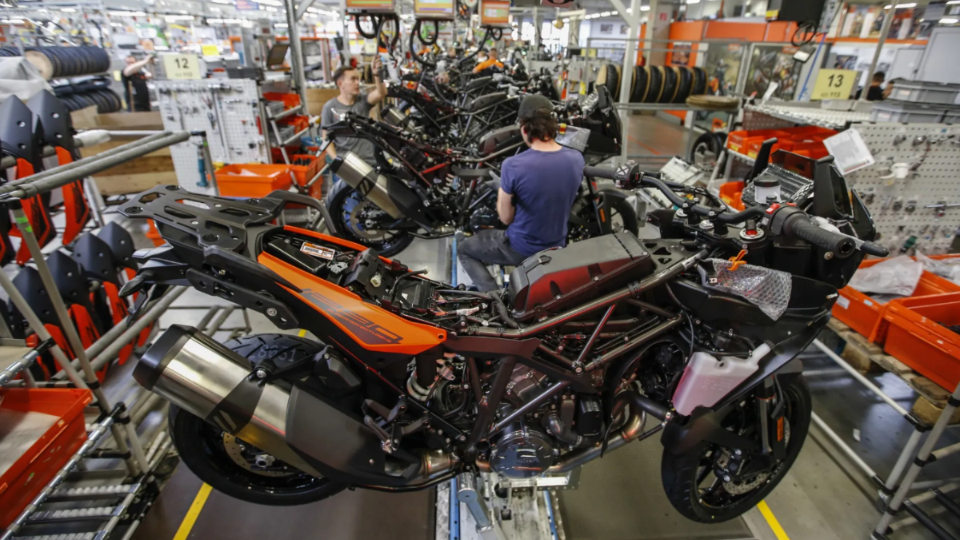 باجاج به یاری KTM آمد