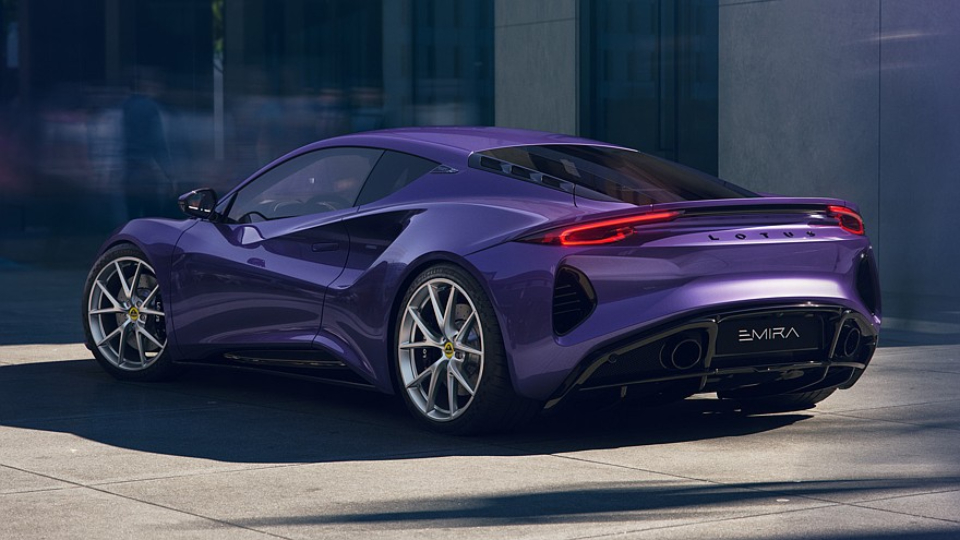 معرفی لوتوس امیرا 2026