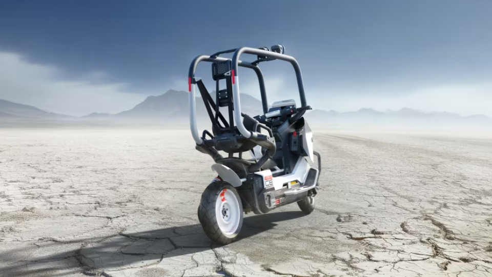 ب ام و ویژن CE؛ اسکوتری که کلاه ایمنی نمیخواهد