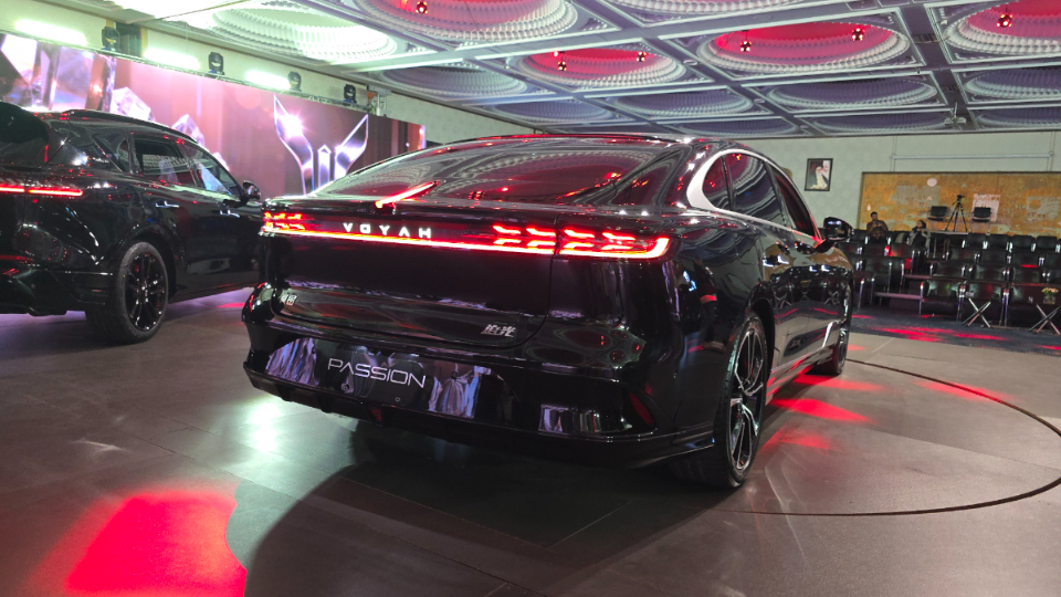 بررسی وویا پشن سروش موتور  (Voyah Passion EREV)