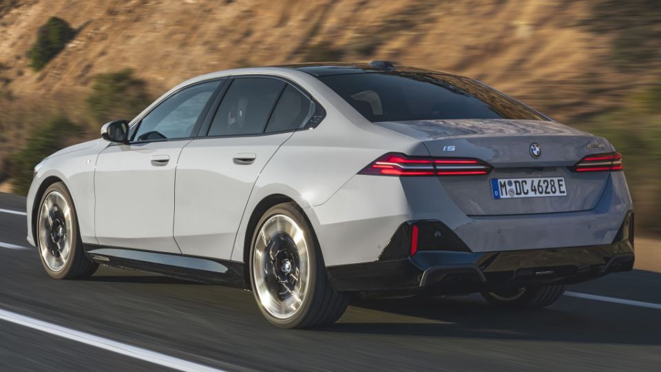 بررسی ب ام و i5 برقی راسا موتور خاورمیانه