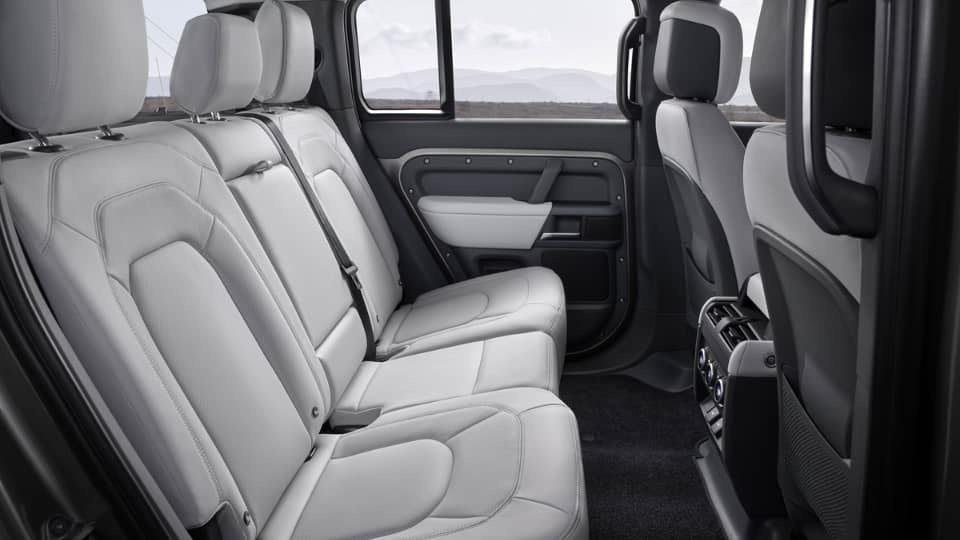 معرفی لندرور دیفندر 2025