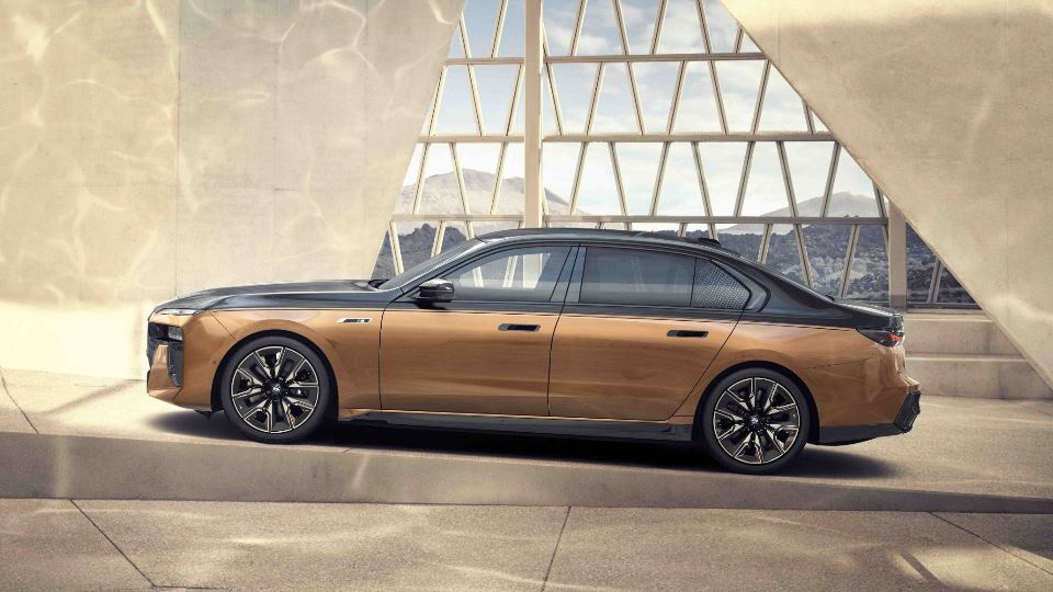 معرفی ب ام و i7 M70 xDrive