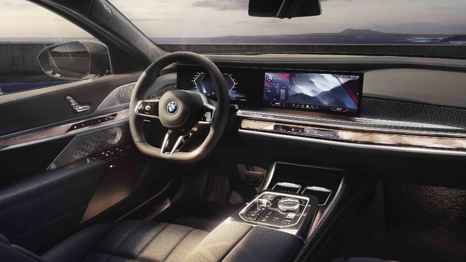 معرفی ب ام و i7 M70 xDrive