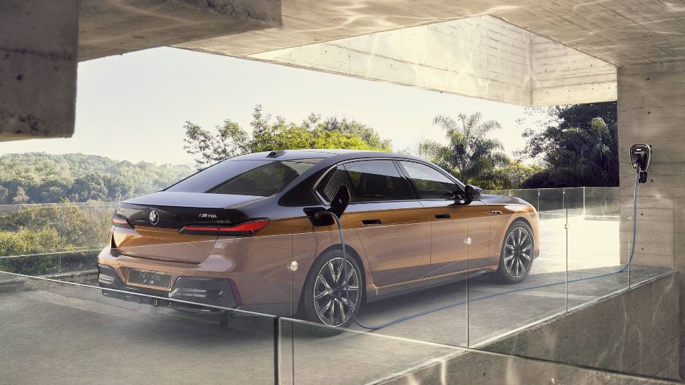 معرفی ب ام و i7 M70 xDrive