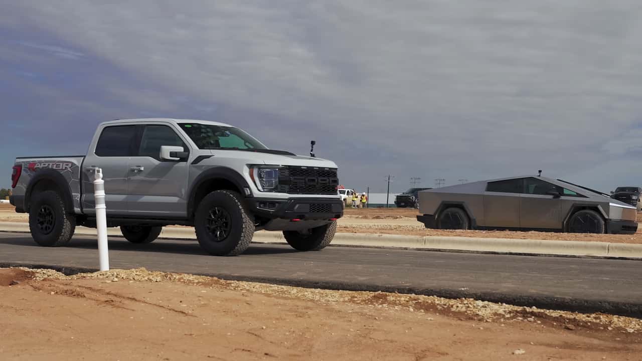 Cybertruck On Dirt در Drag Race، Raptor R را در پیاده رو شکست می دهد