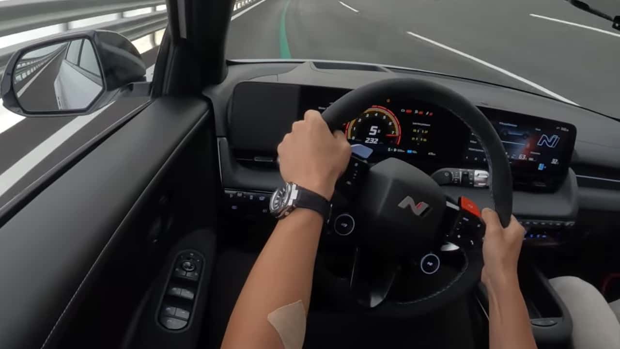 Hyundai Ioniq 5 N Hit 144 MPH را در چرخش بانکی تماشا کنید