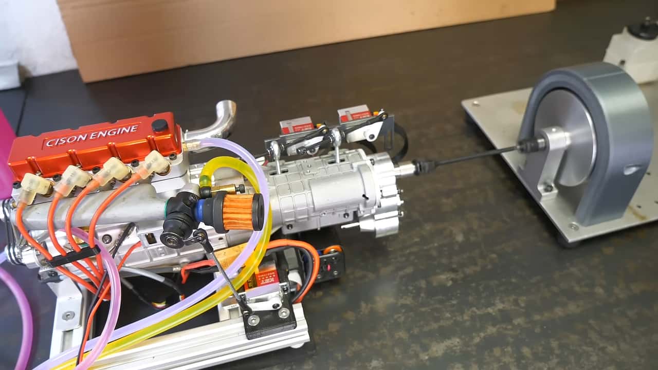 کسی باید این چهار سیلندر 0.0175 لیتری و گیربکس دستی آن را در چرخ های برقی قرار دهد