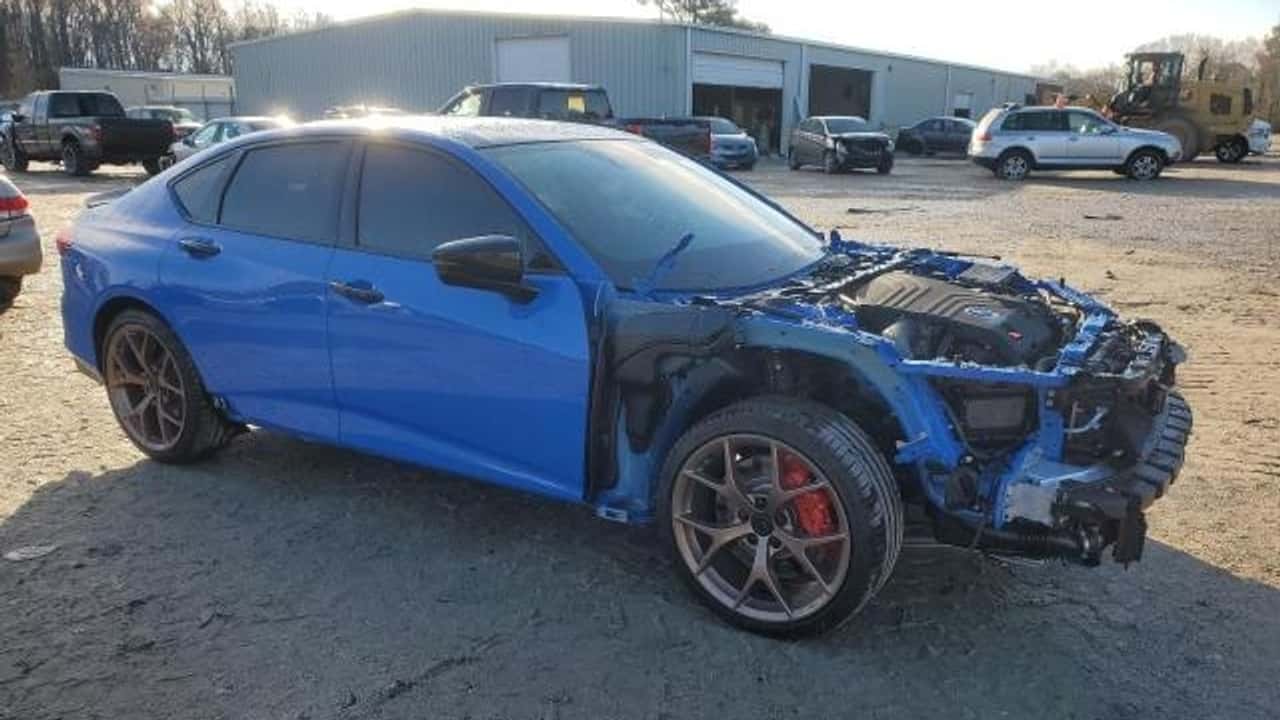 1 از 100 سدان آکورا TLX به دنبال مالکی دلسوزتر است