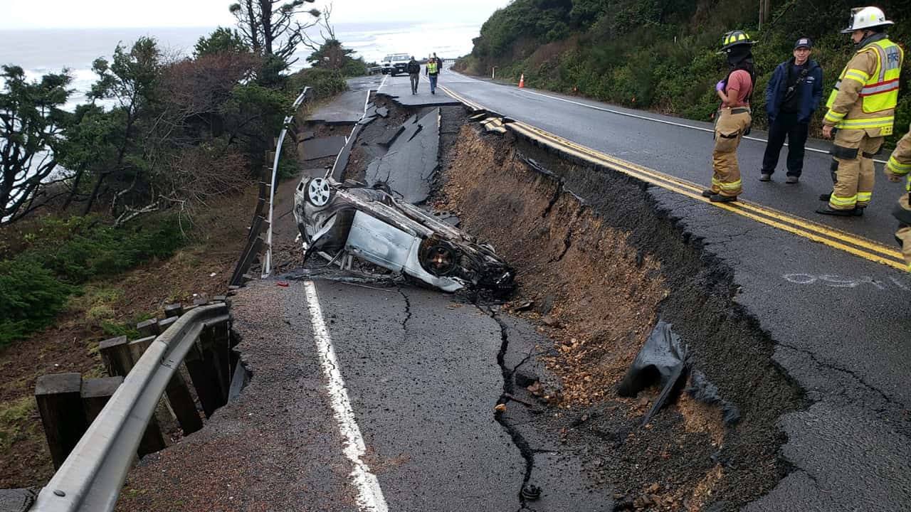 دزد کیا دزدیده شده را پس از بی توجهی به تابلوهای جاده ای بسته وارد چاله کرد