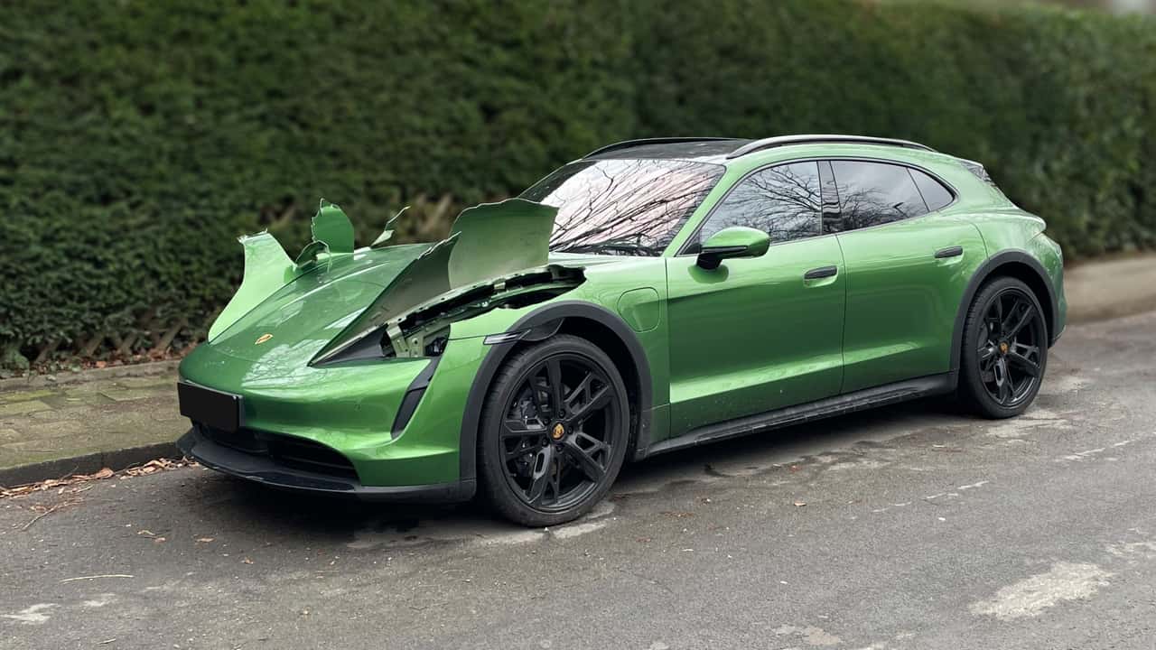 دزدها این چراغ های جلوی پورشه تایکان بیچاره را بیرون آوردند