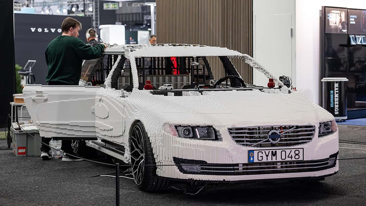 این Volvo V70 یک مدل لگو در اندازه واقعی است که از 350000 آجر ساخته شده است.