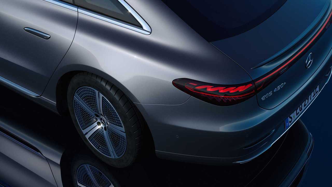مرسدس بنز برای نیکل کردن و کمرنگ کردن مشتریان با اشتراک، بر BMW سایه انداخته است