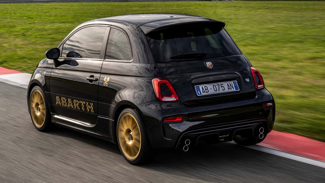 این Abarth 695 دارای چرخ های طلایی و سرهای اگزوز انباشته است