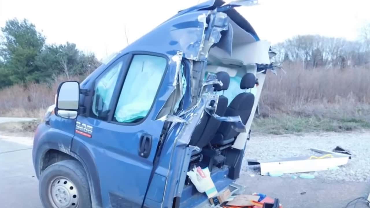 راننده به نحوی از ون تحویل که با قطار نصف می شود جان سالم به در می برد