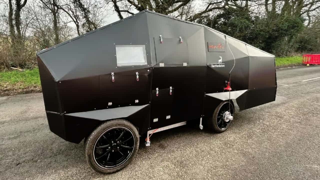 این خودروی خودمختار شبیه یک ترمیناتور به نظر می رسد اما در واقع چاله ها را برطرف می کند