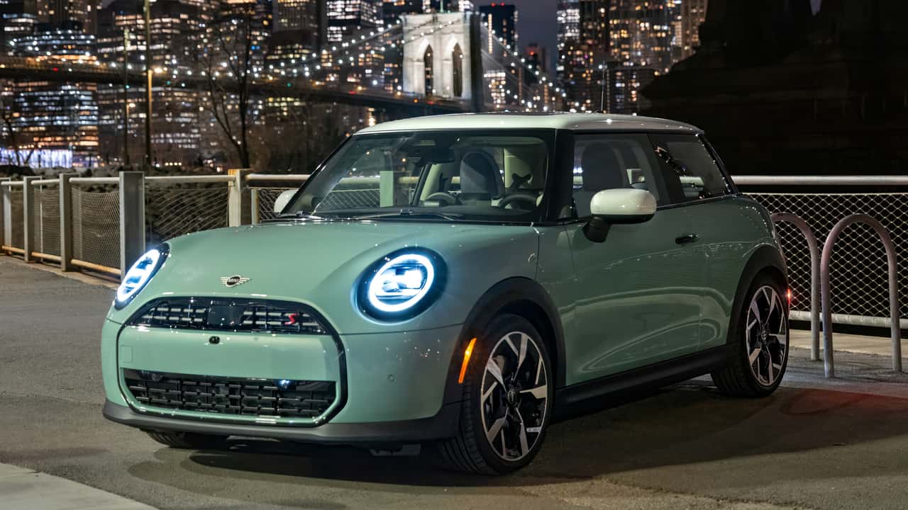 Mini Cooper S مدل 2025 33195 دلار قیمت دارد و دفترچه راهنما ندارد
