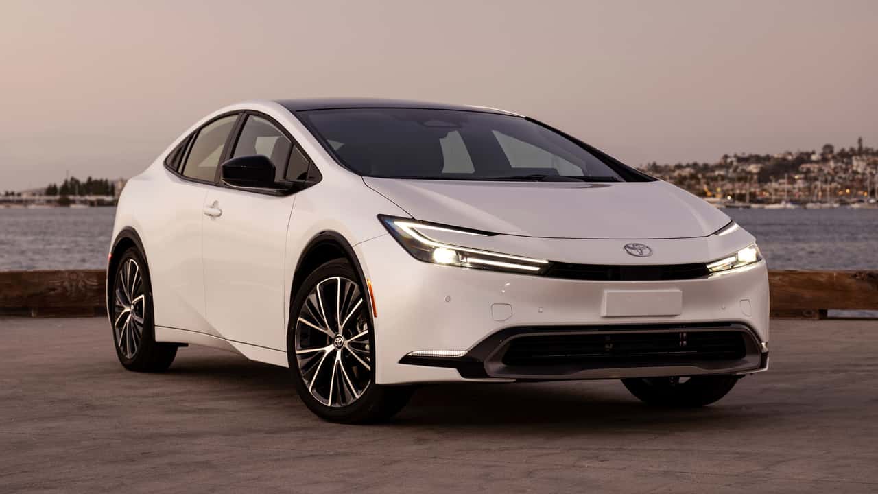 فروش سرسام آور تویوتا پریوس ثابت می کند که مردم هیبریدی می خواهند، نه خودروهای برقی