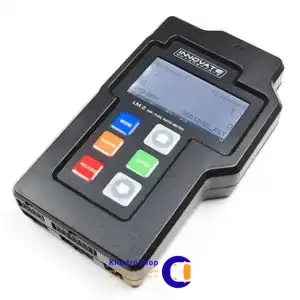 دستگاه اندازهگیری نسبت هوا به سوخت دیجیتال LM-2 ساخت اینوویت موتور اسپرتس. این دستگاه وایدبند برای تنظیم دقیق موتور و کاهش هزینه ریمپ با وایدبند استفاده میشود.