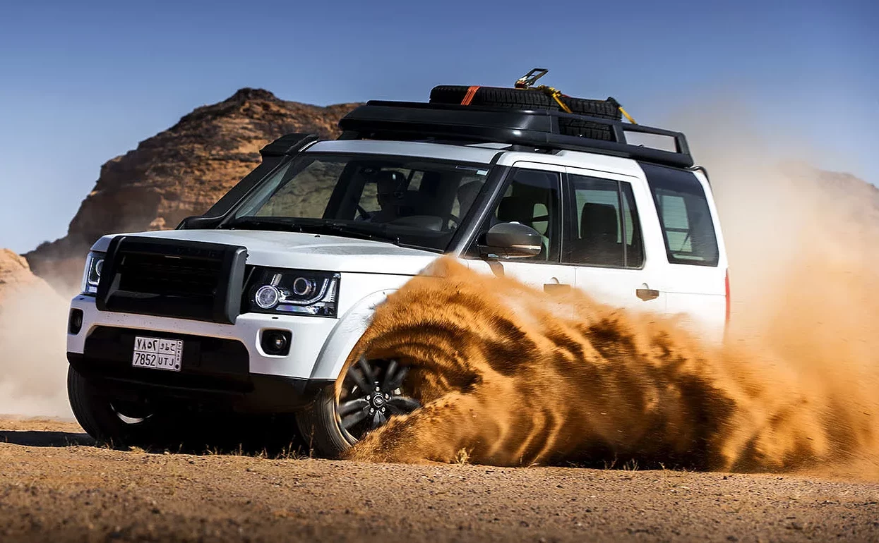 راهنمای انجام رانندگی در شن و ماسه؛ جلوگیری از گیر افتادن خودرو