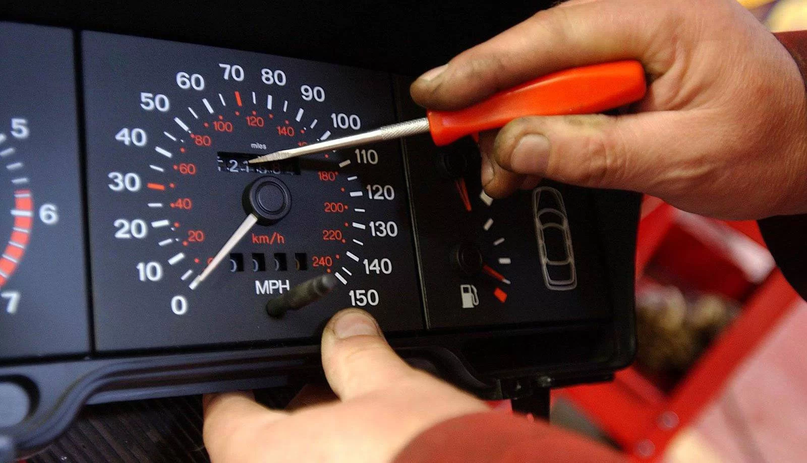 تشخیص کاهش مسافت خودرو؛ نشانهها، نکات مهم و راهنمای جامع