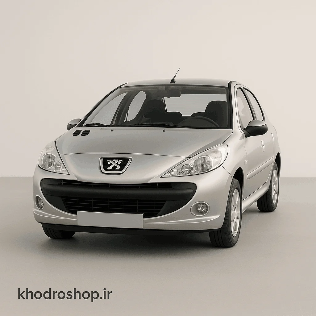 این تصویر نمایی از خودروی پژو ۲۰۷ سفید ایرانی را نشان می‌دهد که بدون پلاک در یک پس‌زمینه ساده قرار گرفته است. در گوشه پایین چپ تصویر، آدرس وب‌سایت khodroshop.ir درج شده است. این سبک طراحی با تمرکز بر سادگی و وضوح، برای استفاده در مطالب وبلاگی و محتوای تبلیغاتی مرتبط با معرفی و فروش خودرو بسیار مناسب است.