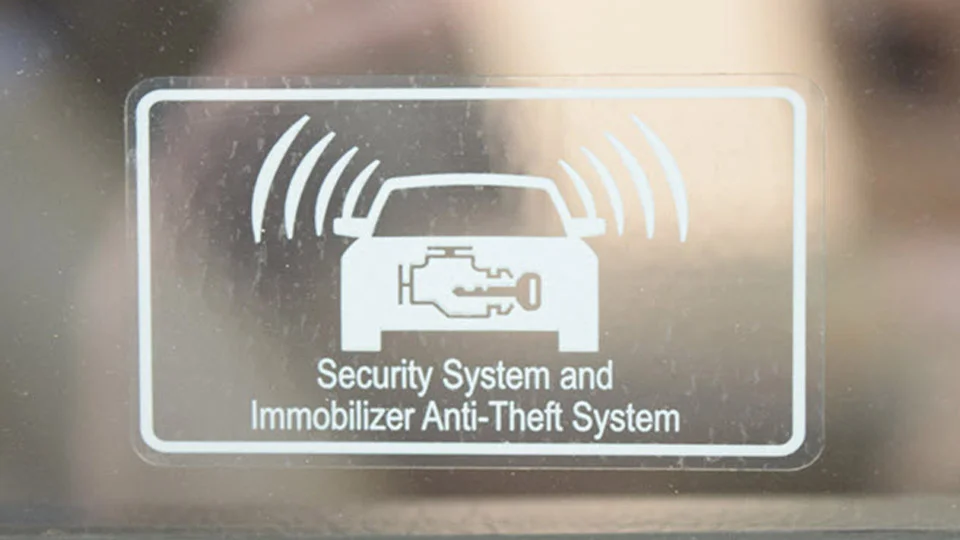 ایموبلایزر چیست و چگونه کار میکند؟