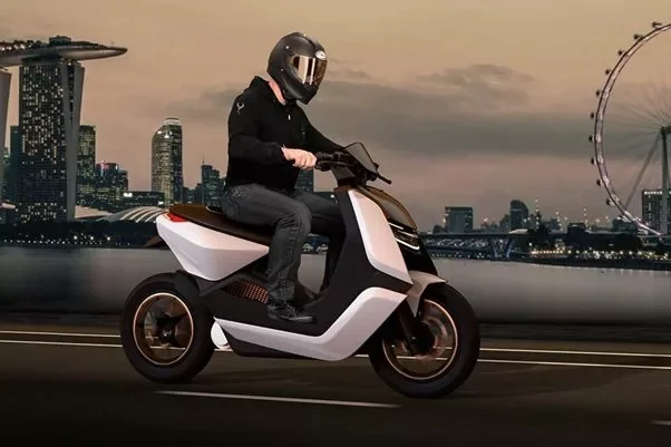 آیا موتورسیکلت برقی گواهینامه می خواهد؟